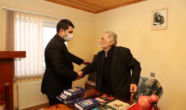 İcra başçısı 89 yaşlı şairi ziyarət edib