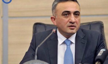 Məhkəmə iclası təyin olunmuş vaxtda başlamırsa, vəkil necə davranmalıdır?