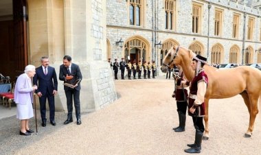 İlham Əliyev Kraliçaya at hədiyyə göndərdi