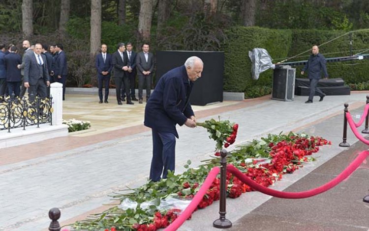 “Azərsun Holdinq” ulu öndərin məzarını ziyarət edib