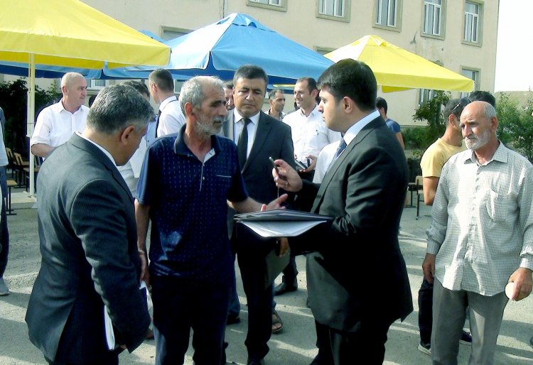 Mirhəsən Seyidov vətəndaşların problemlərini dinləyib