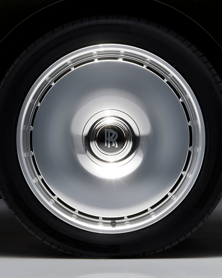 “Bespoke” Heykayələri: “SILENT MOTION” Galereya