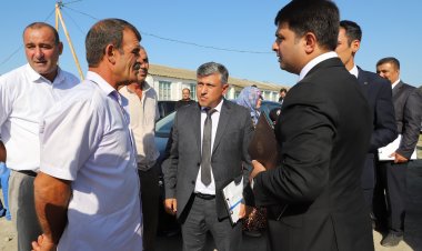 Mirhəsən Seyidov vətəndaşların problemlərini dinləyib
