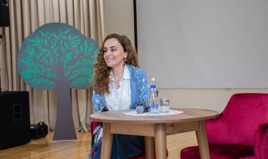 Zəhra Bədəlbəyli məktəblilərlə görüşüb