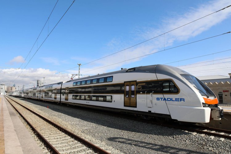 Dəmir yolu xəttini müəyyən olunmamış yerdən keçən qadını qatar vurub