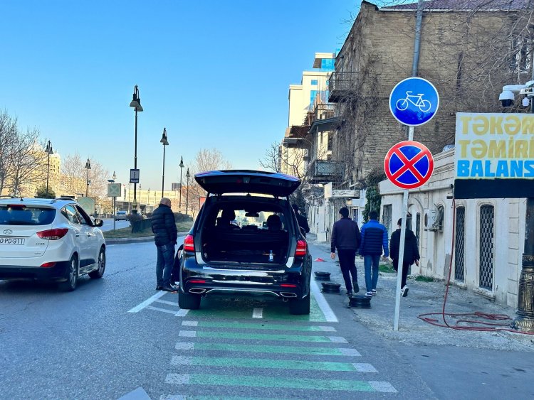 Velosiped zolağı avtomobillərin təmir meydançasına çevrilib