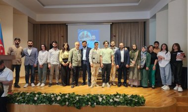 Rövşən Abdullaoğlu tələbələrlə görüşüb