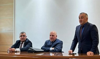 Tanınmış hüquqşünas alim tələbələrə mühazirə oxuyub