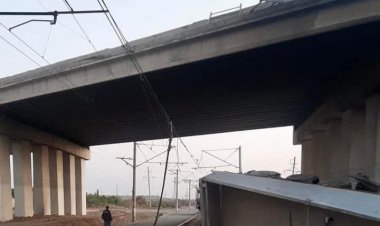 Yük maşını körpüdən dəmiryoluna düşdü,